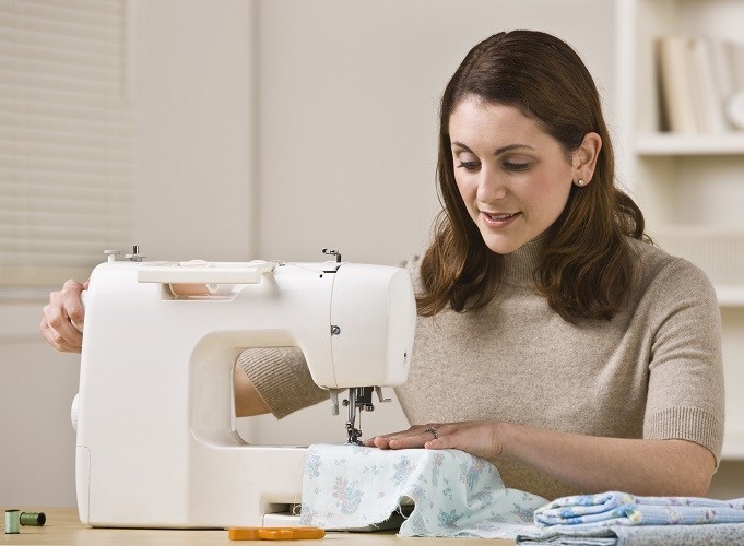 mujer utilizando una máquina de coser