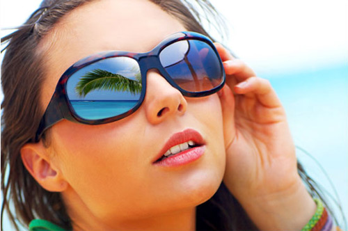 mujer llevando gafas de sol paisley