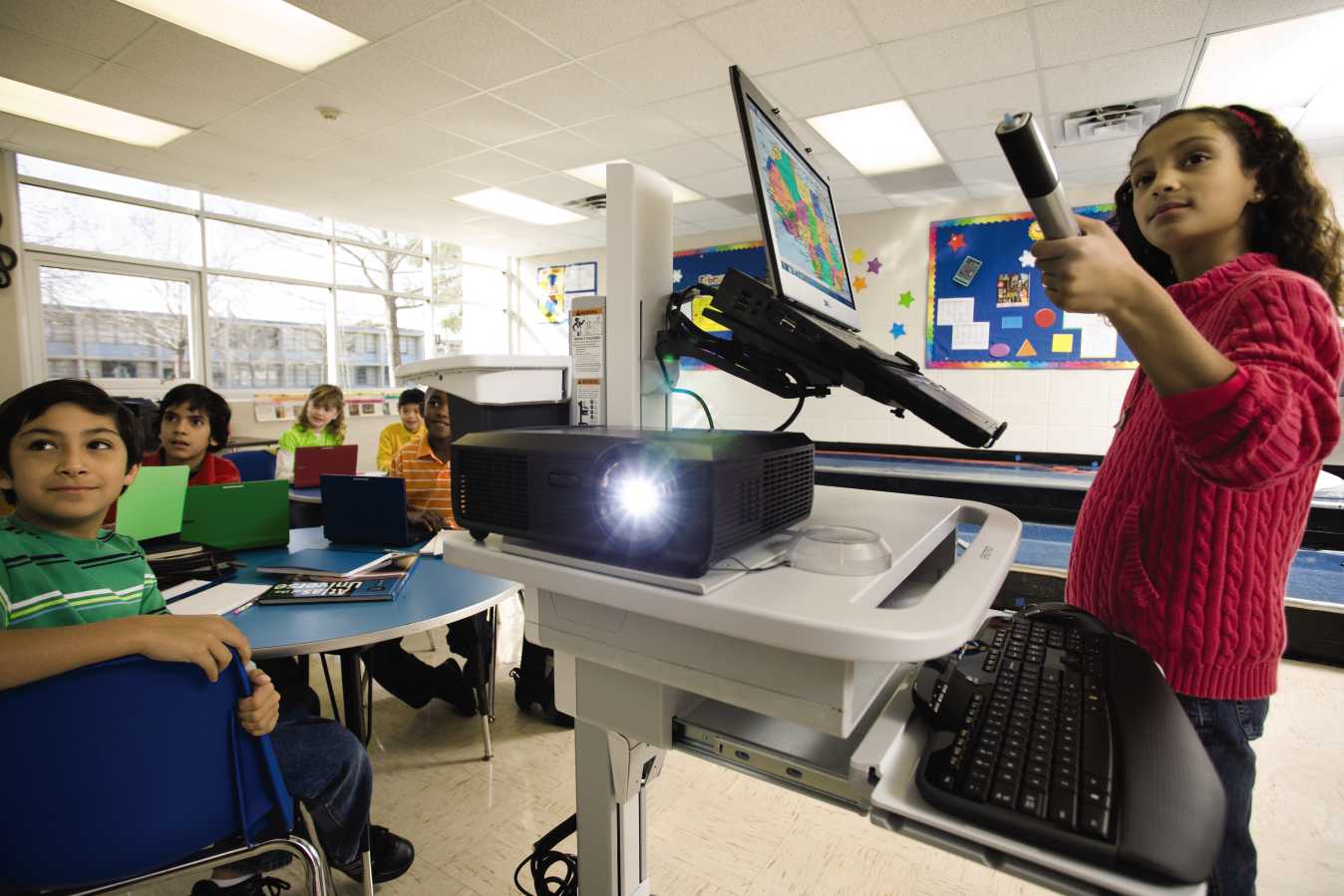 niños utilizando un proyector de vídeo para el colegio 