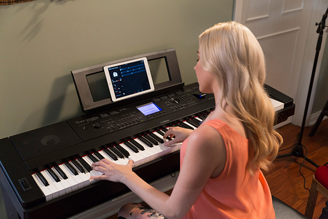 mujer tocando el piano digital