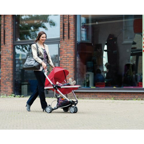 mujer paseando con su bebé 