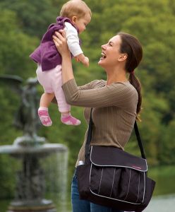 mujer llevando el bolso para carrito de paseo con su bebé
