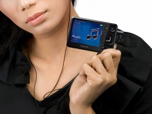 mujer escuchando música con un reproductor mp4