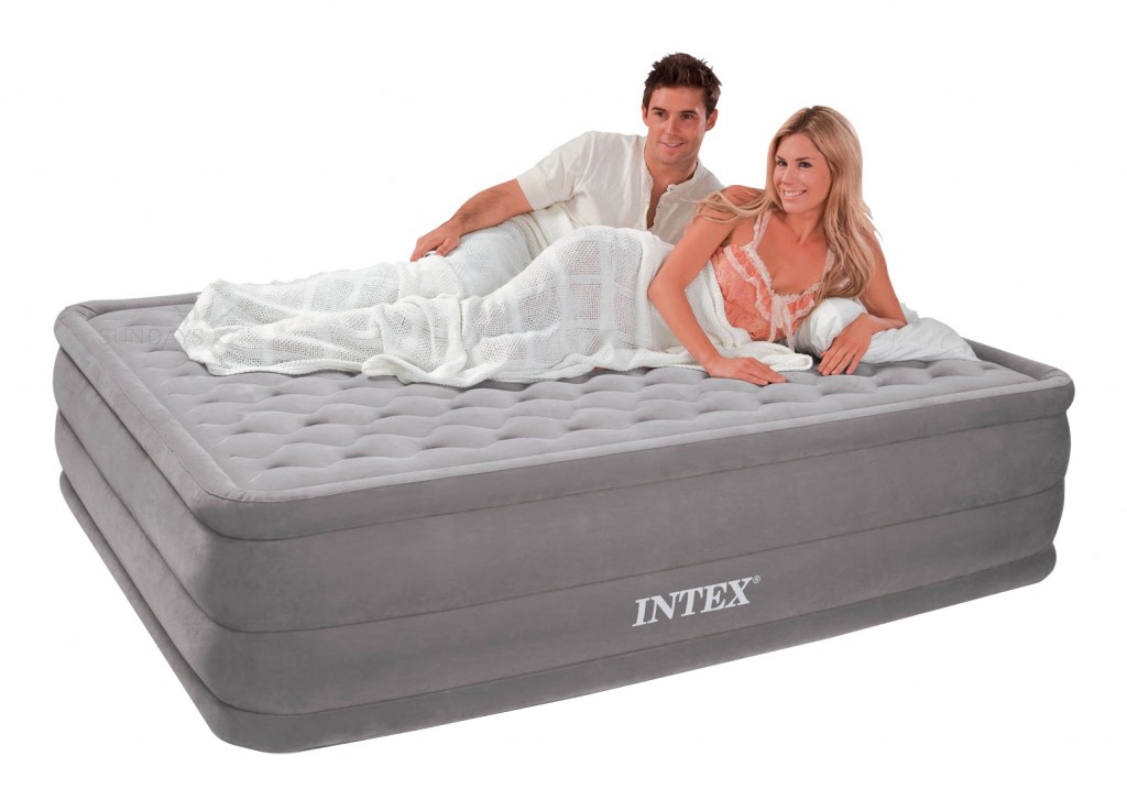 pareja utilizando una cama hinchable Intex