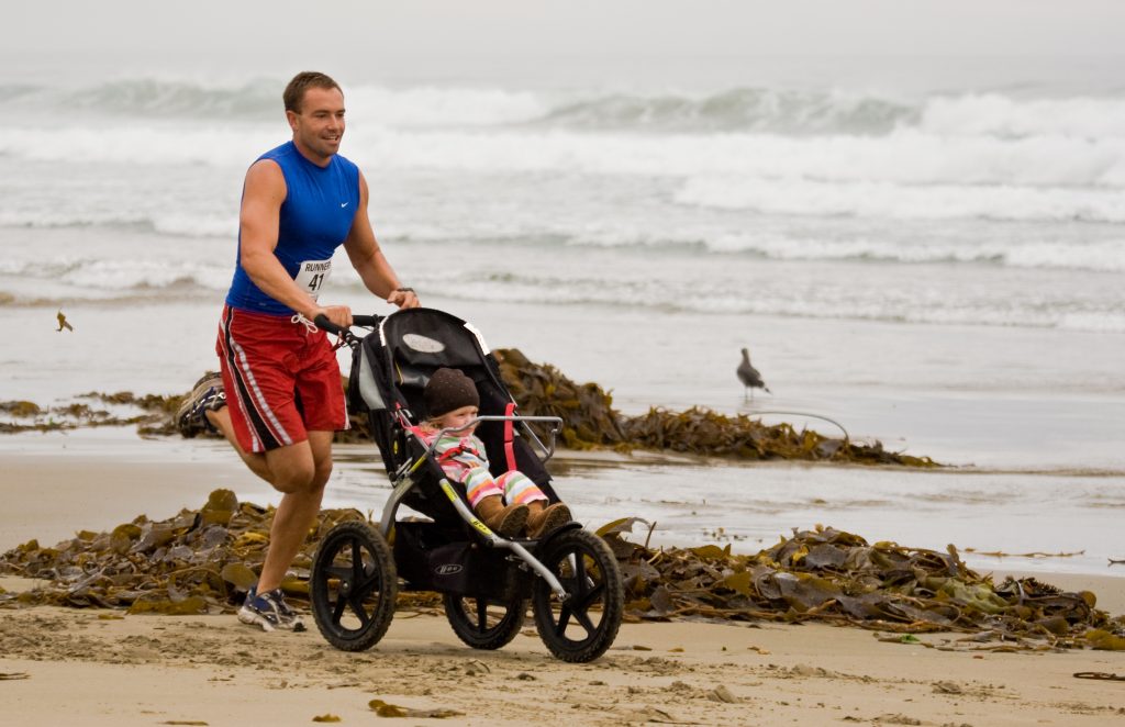 hombre haciendo running con su bebé