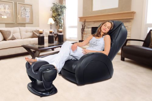 mujer durmiendo sobre un sillón relax 