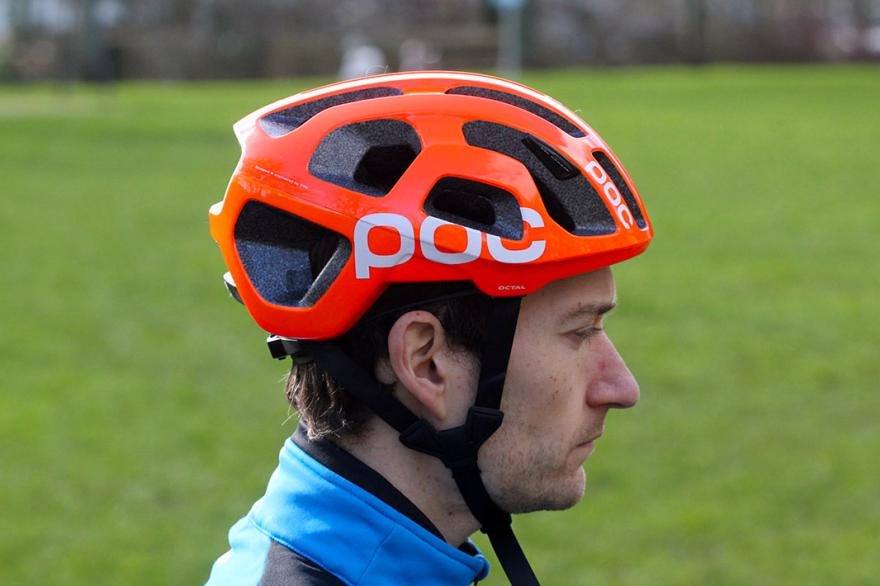 hombre en bicicleta con un casco para MTB