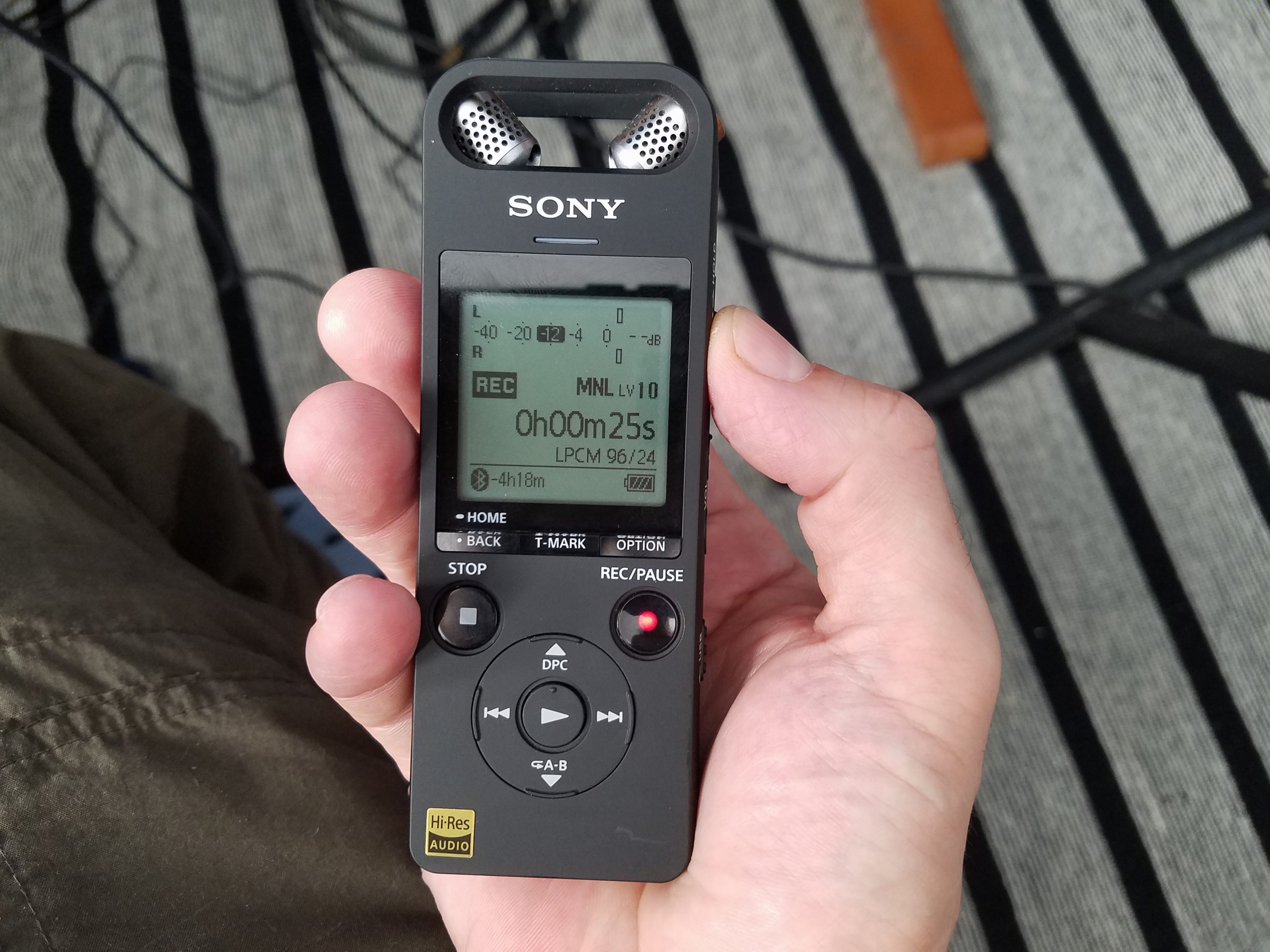 Hombre grabando con una grabadora de voz Sony 