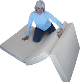 mujer extendiendo un colchón plegable
