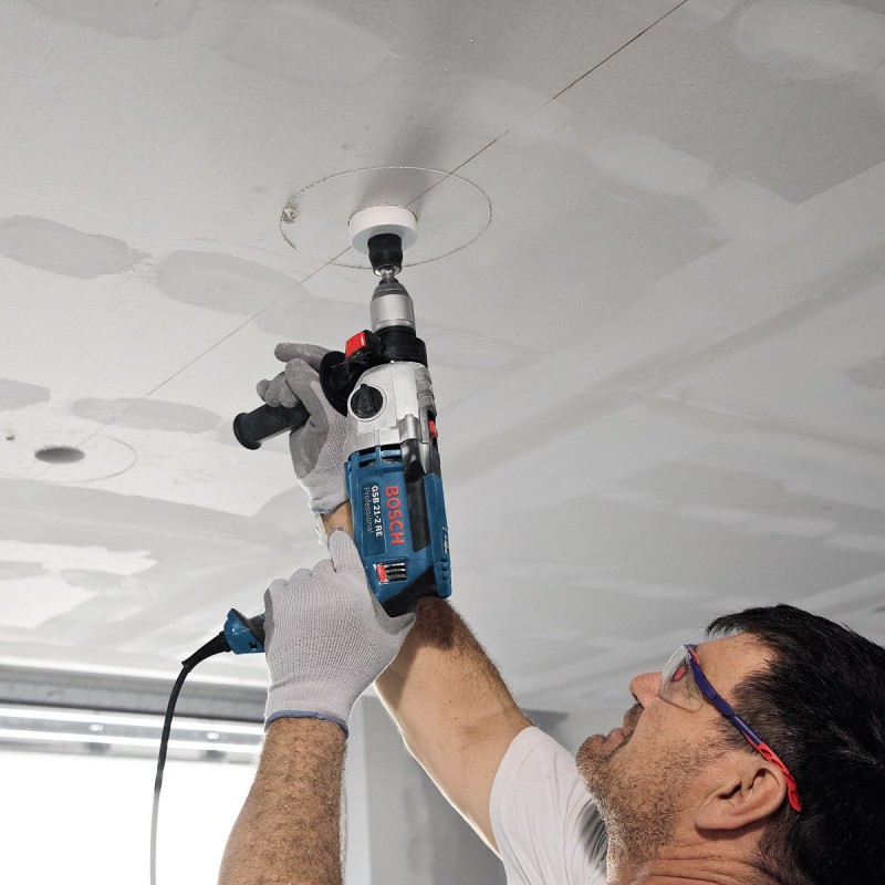 utilización de un taladro percutor Bosch en el techo