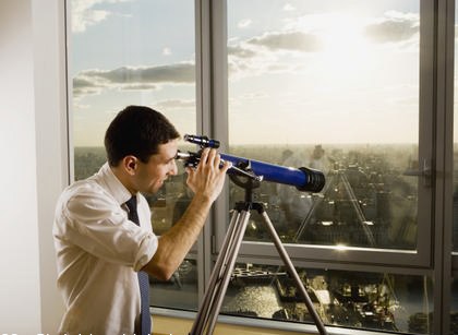 hombre utilizando un telescopio 
