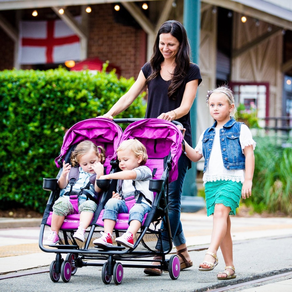 mujer paseando con sus tres hijas 