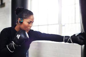 mujer boxeando mientras escucha música