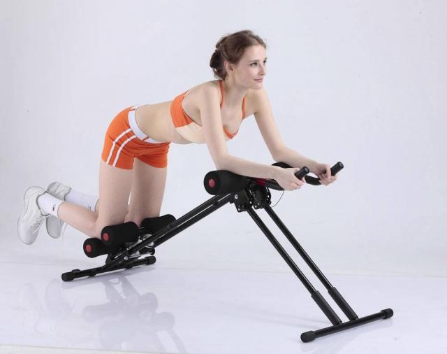 mujer haciendo ejercicio con un aparato para abdominales