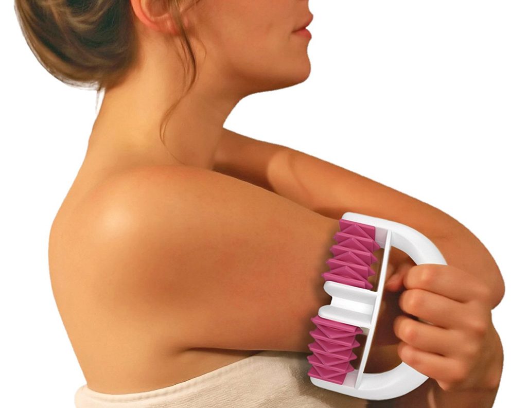 mujer utilizando masajeador anticelulítico en los brazos