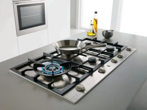 cocina de gas encendida