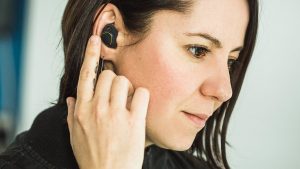 mujer utilizando auriculares in ear sin cable