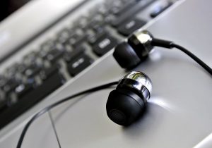 cascos in ear sobre un portátil 