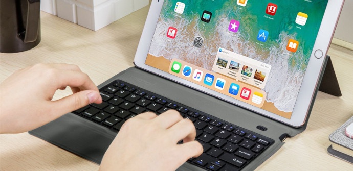 mujer utilizando un Ipad con teclado