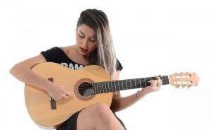 mujer tocando la guitarra acúustica