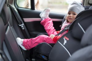 niño en una silla a contramarcha