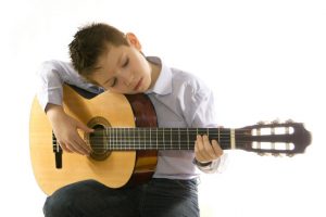 niño tocando la guitarra 