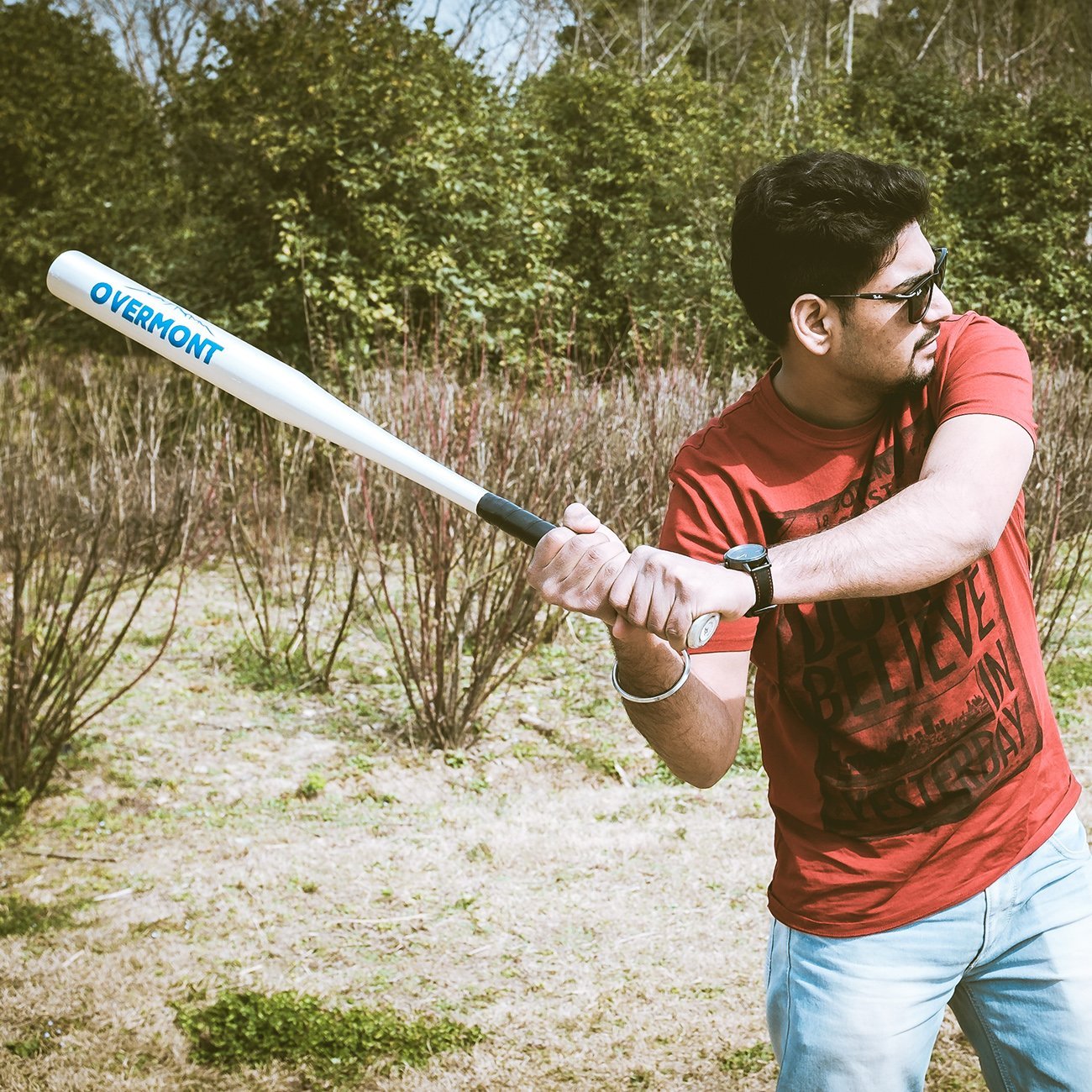hombre practicando con su bate de béisbol Overmont