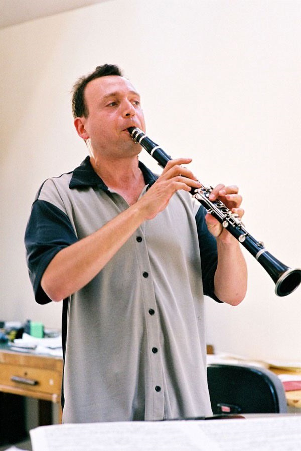 hombre practicando con su clarinete