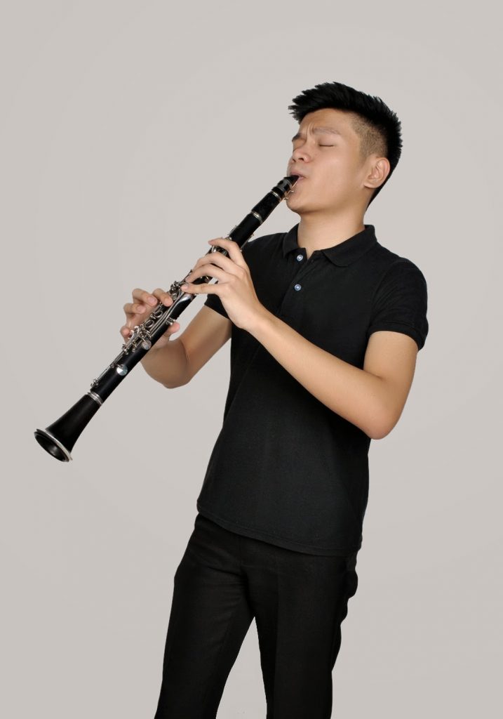 hombre tocando el clarinete 