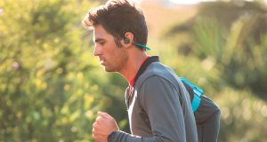 hombre corriendo con auriculares deportivos sin cable