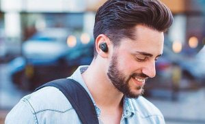 hombre utilizando auriculares sin cable con Bluetooth