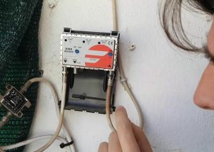 técnico conectando los cables de antena para TV